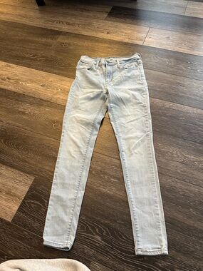 Classic Light Wash Women's Skinny Jeans - Light Blue
